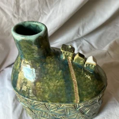 Vaso Versante Silenzioso in Ceramica Verde della Collezione Micromondo