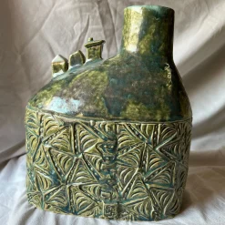 Vaso Versante Silenzioso in Ceramica Verde della Collezione Micromondo