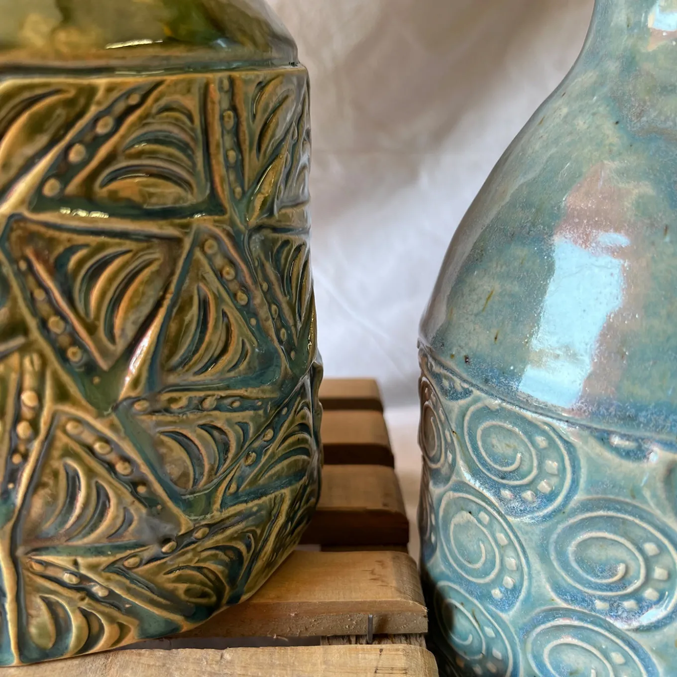 Vaso Versante Silenzioso in Ceramica Verde della Collezione Micromondo